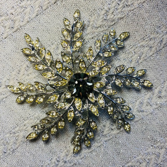 Sarah Coventry 1963 Evening Snowflake Brooch Lapel Pin Silver Tone Rhinestone - Picture 1 of 6